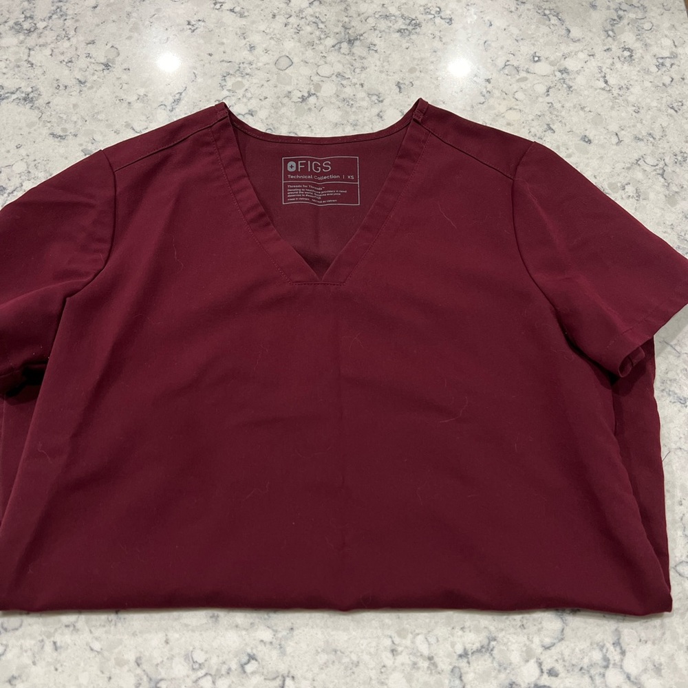 Figs Casma Bergundy 3 Pocket Top